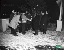 001 - Hommes devant un sapin