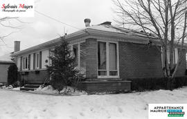 Maison avec des fenêtres endommagées