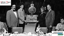 Personnes et un trophée