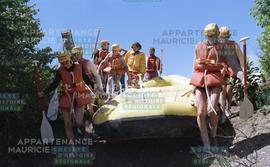 Groupe transportant bateau
