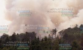 Hélicoptère survolant un feu
