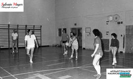 Personnes jouant au volleyball