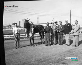 057 - Groupe d'hommes avec cheval