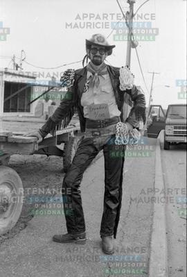 Homme en costume de cuir