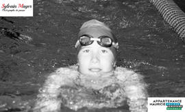 Fille dans la piscine