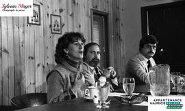 Personnes à une table