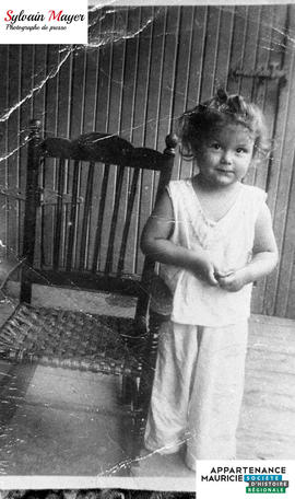 Enfant à côté d'une chaise