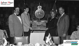 Personnes et un trophée