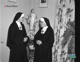 001 - Deux religieuses