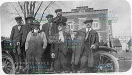Groupe d'hommes devant une voiture