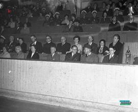 003 - Personnes dans les estrades