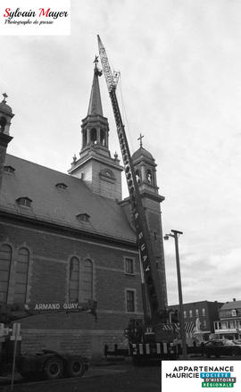 Grue près d'une église