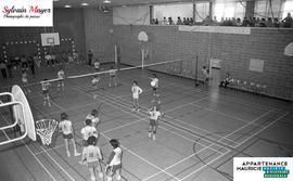 Personnes jouant dans un gymnase