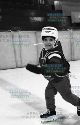 Jeune patineur regardant la caméra