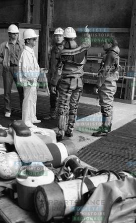 Hommes discutant