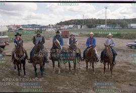 Hommes sur des chevaux