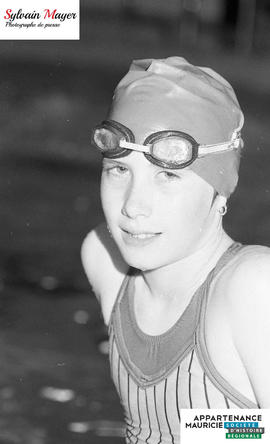 Fille à la piscine