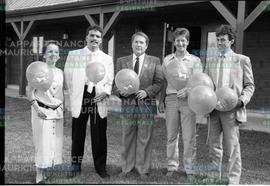 Personnes tenant des ballons gonflables